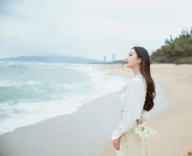 杨幂海边穿连衣短裙赤脚踏浪 画面唯美动人