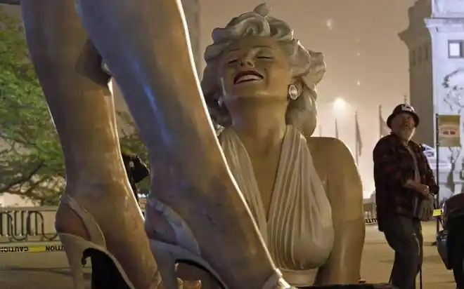 雕像展出后,游客跑到雕像的裙底下拍照,梦露雕像的脚趾甲也被游客破坏