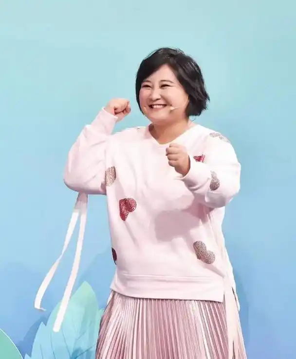 贾玲承认减重100斤,为此饿了整整一年,我却哭晕在她的评论区