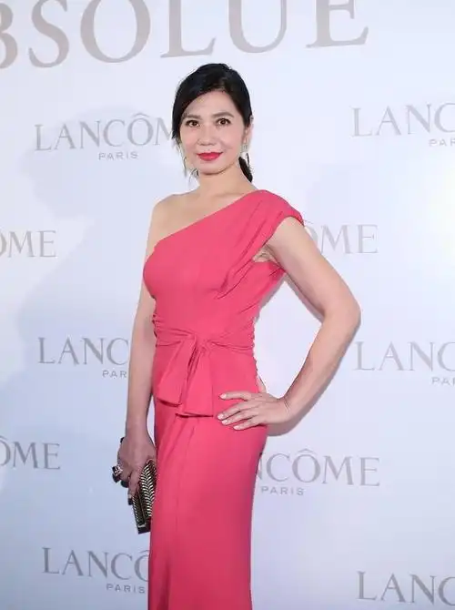 钟楚红这次美成雅典娜穿珊瑚红斜肩连衣裙亮相扎低马尾超减龄