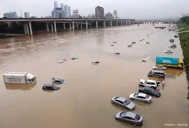 城市排水系统不完善或维护不善;降雨强度过大或持续时间过长;河流洪水