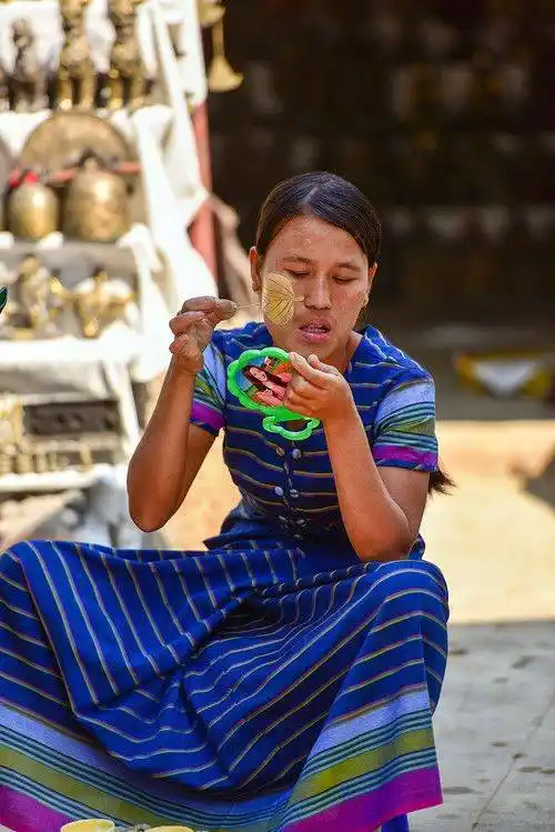这是我华人在缅甸经商妇人,在自己脸上未上香木粉,可用来保护面部.