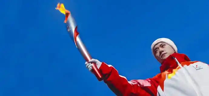 还记得08年奥运会的火炬,在设计上加入了祥云,纸卷轴等中国元素,真是