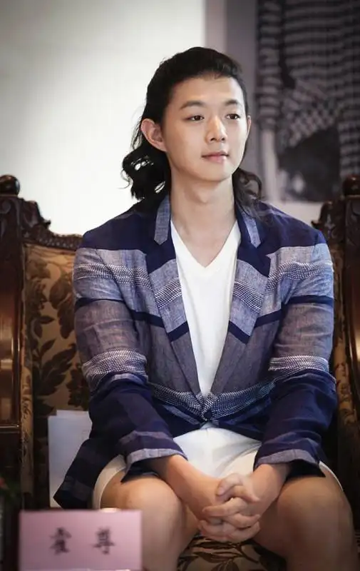 霍尊风波后首次露面火凤穿外套短裤接机全程和儿子无交流