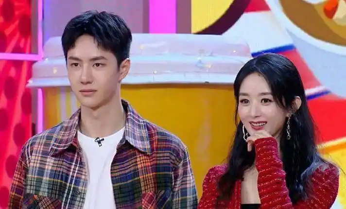王一博在前面表演,赵丽颖却偷偷整理自己的衣服,太瘦也是种苦恼_节目