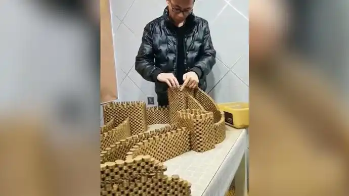 玩出花样,小伙用4万多枚硬币摆出长城和天安门