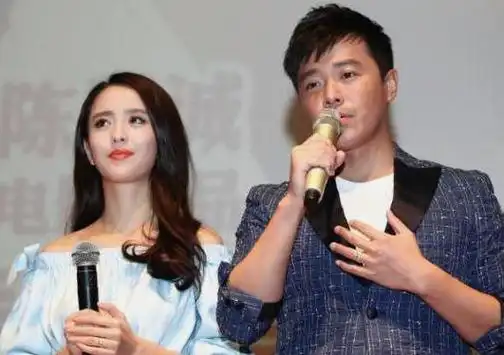 她并没有因为陈思诚对前妻的祝福而感到不满或不安,而是以一种宽容的