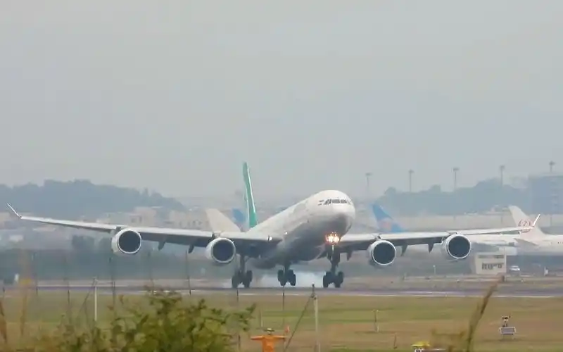 伊朗马汉航空的a340 不仅起飞用尽跑道,降落也要滑得很远