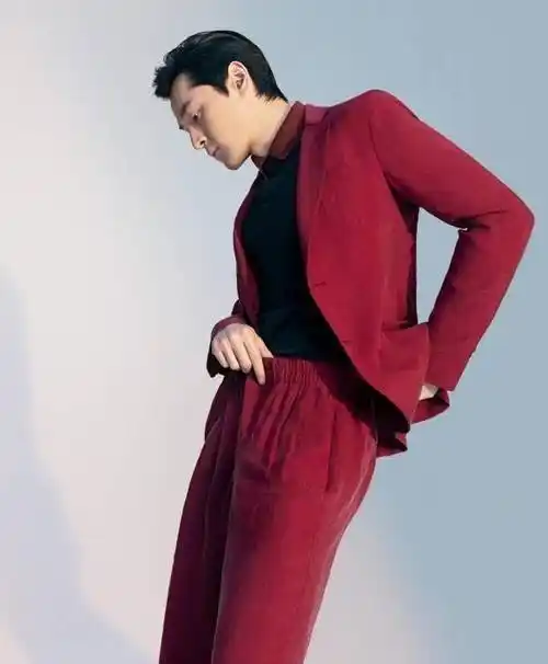 西装的剪裁剪裁也让胡歌的身材比例得到了完美的展现,而西装腰带松紧