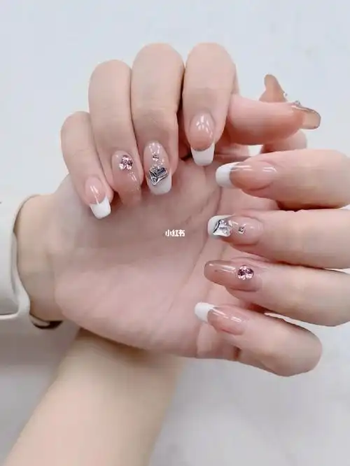 简单大方超级显白美甲