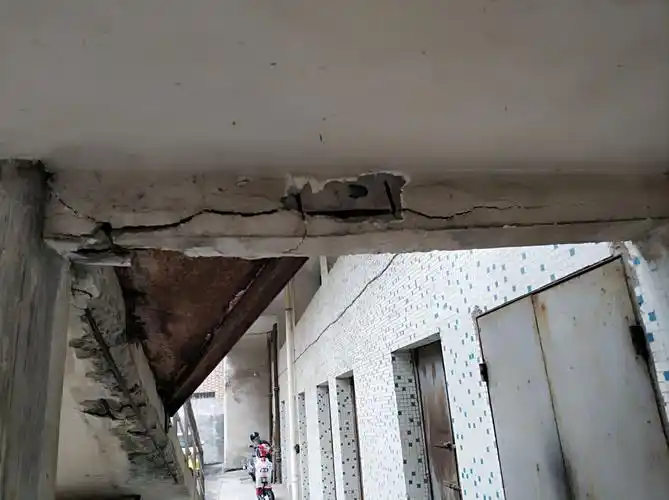 b座后面平台底横梁断裂走斜坡有危险