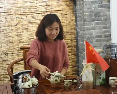 沏茶的神垕美女