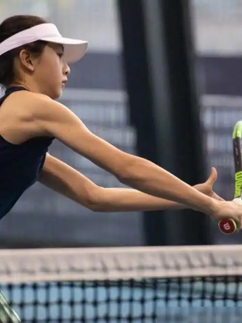 运动系少女森碟打网球,运动短裙清新活泼,肌肉线条太漂亮了_网易订阅