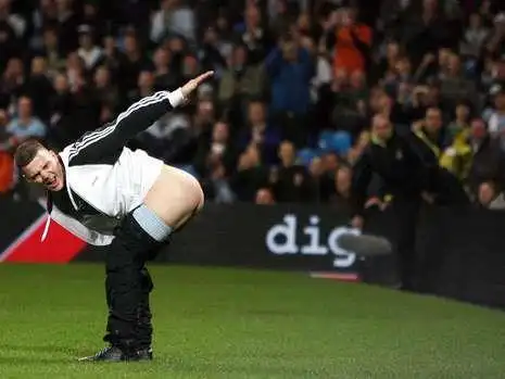 拜仁遭对手脱裤庆祝羞辱 球场裸奔最全盘点(图)-搜狐体育