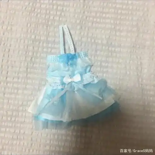 用口罩卷一卷,折一折,做出了可爱的蓝白相间的小裙子.