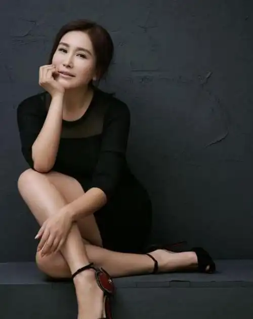 在最出名时嫁给大23岁的丈夫,40多岁却失去丈夫,今选择为爱守寡_王茜