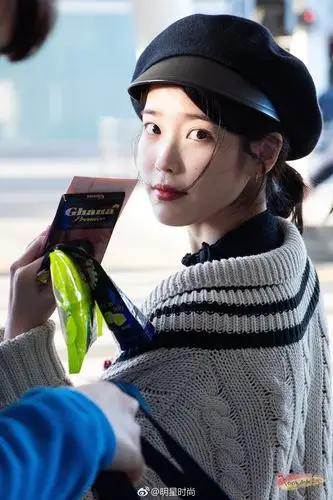 iu李知恩韩国仁川机场街拍,长款白色毛衣搭配黑色贝雷帽