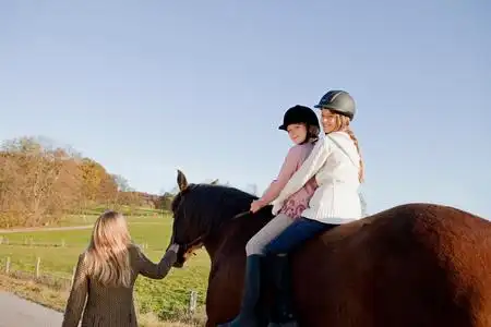 骑马小姐人像图片