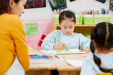 幼儿园老师教小朋友画画图片素材
