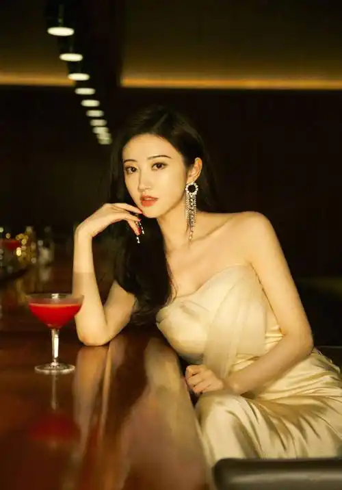 32岁景甜穿抹胸礼服裙秀锁骨线性感又优雅藏不住女人味