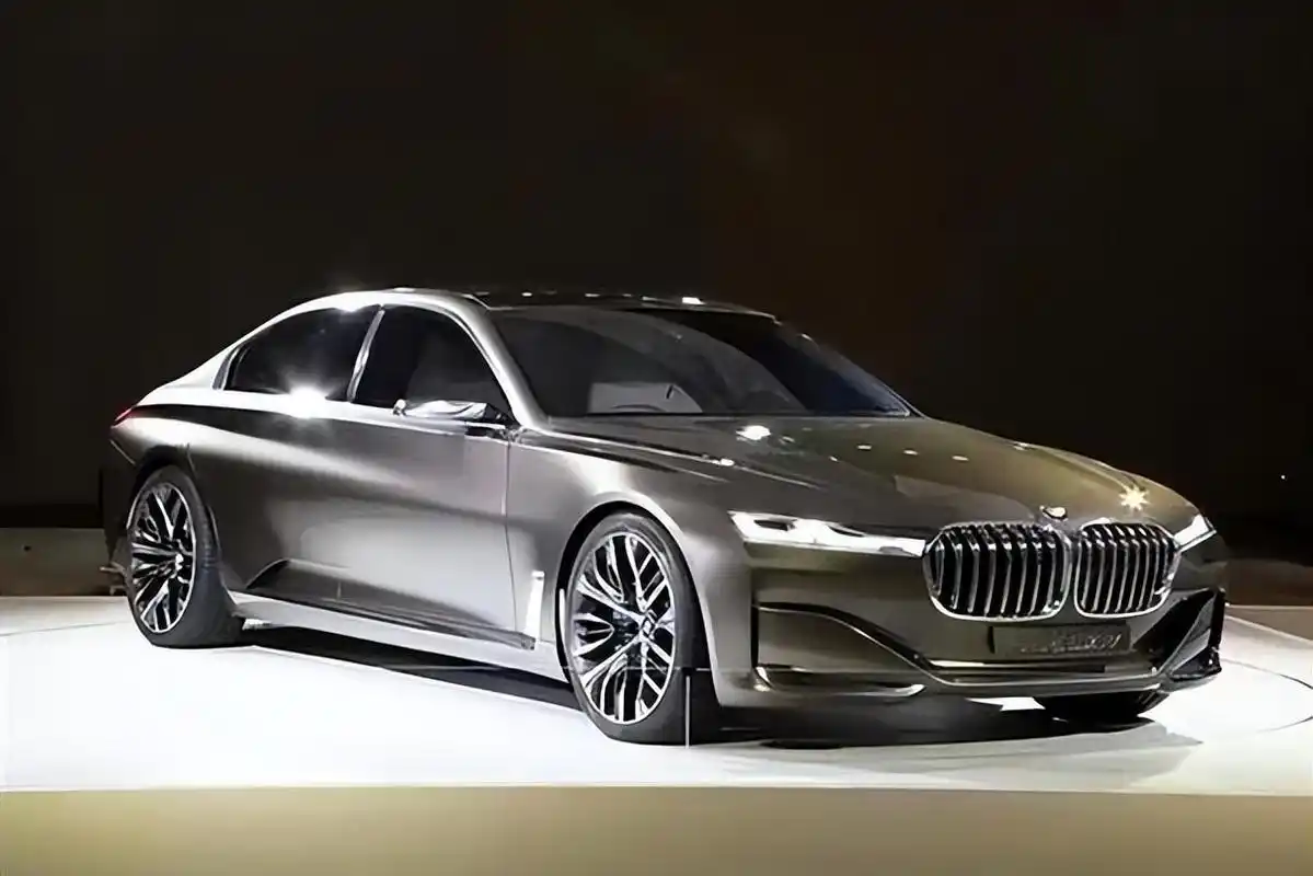 新款宝马9系闪耀登场,车身长度达到5米5,奔驰迈巴赫相形见绌