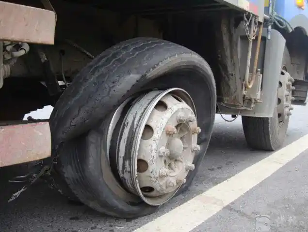 货车爆胎了怎么处理 货车爆胎浓烟滚滚