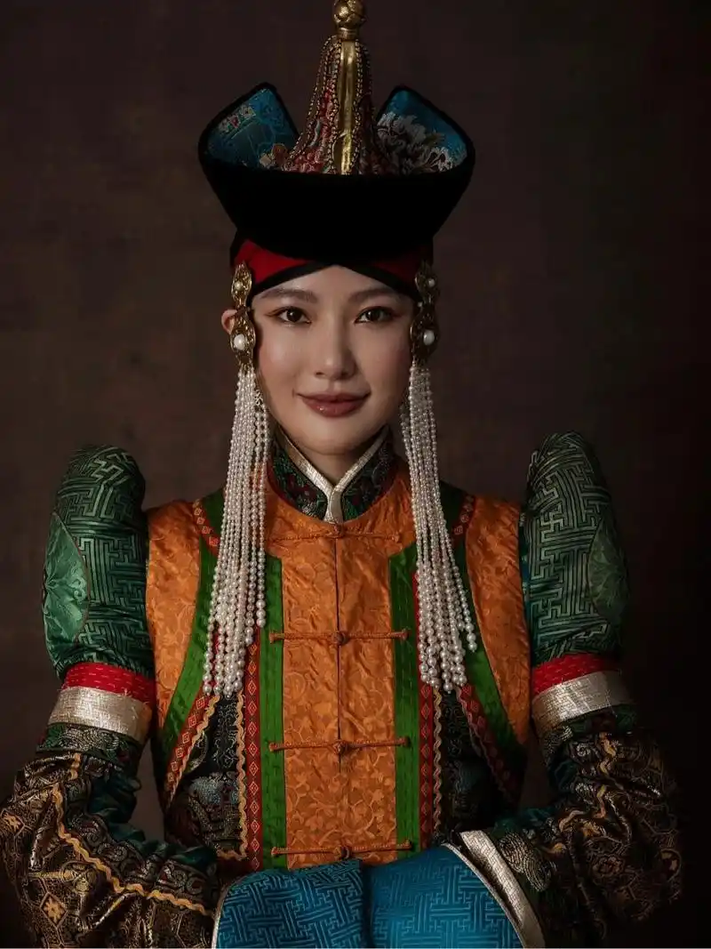 传统蒙古袍之美 蒙古族传统服饰 蒙古袍是蒙古族的传统服饰.