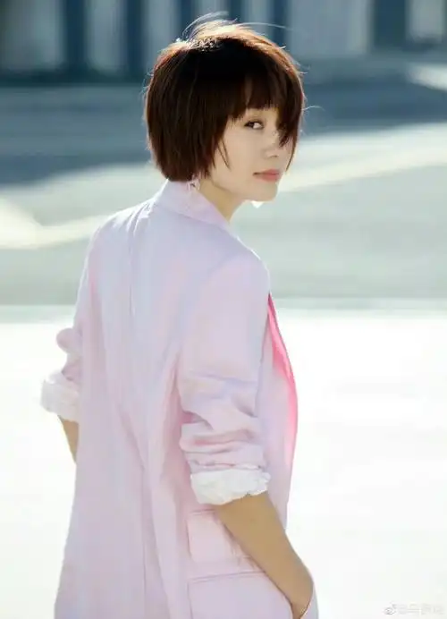 马伊琍换刘海短发气质减龄穿粉色西装美回少女