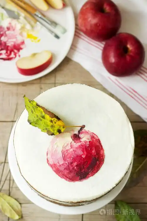 苹果蛋糕配凝乳奶油以秋天为背景用彩绘苹果装饰构图乡村风格