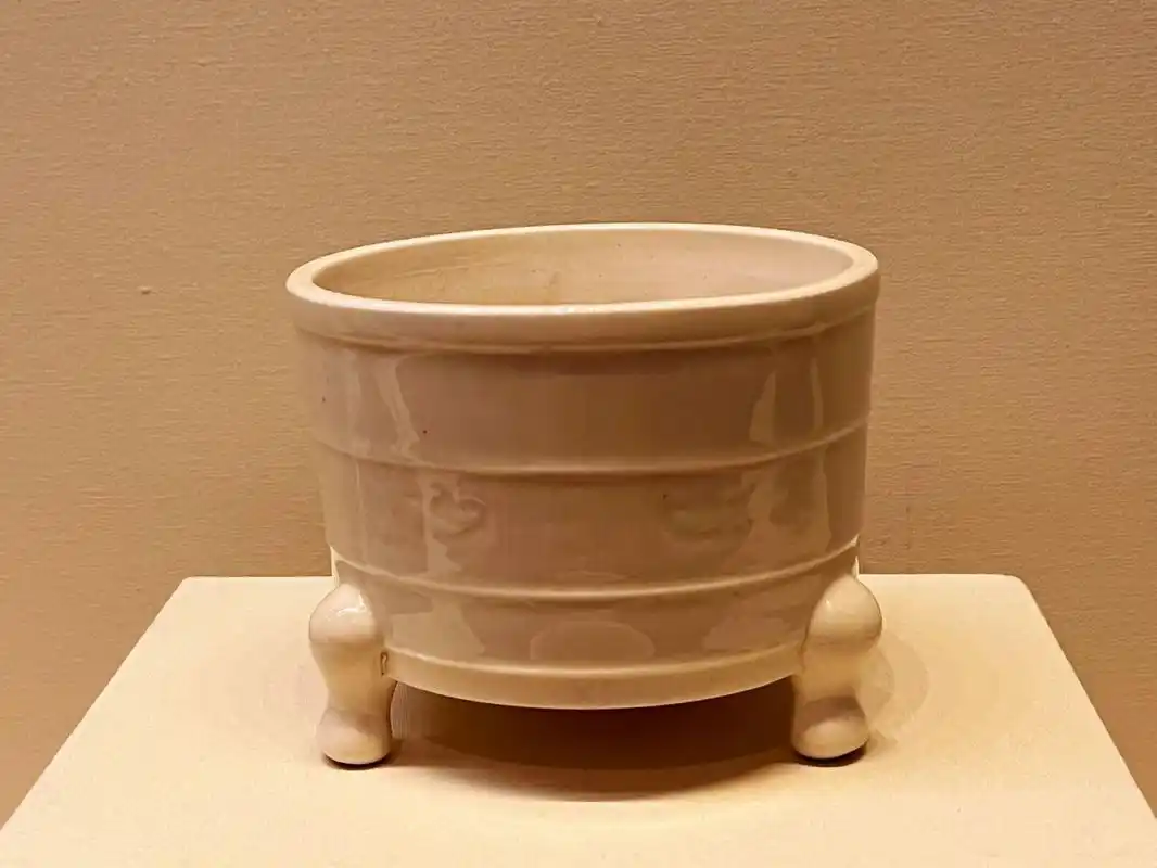 明代德化窑白釉印花三足炉 明(1368-1644) 德化窑,位于今福建德化,故