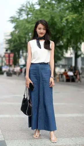 杭州美女街拍,4种不同风格的时髦夏日穿搭,你喜欢哪一种?