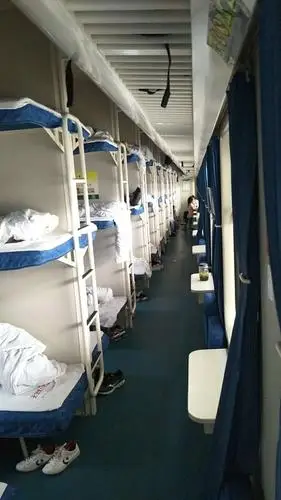 我们的卧铺车厢内.