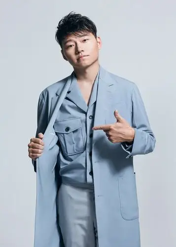 全能才子吴彼工作忙不停多重身份不断切换