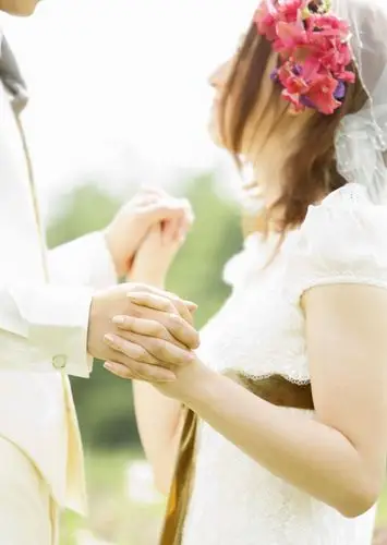 十指紧扣的新人