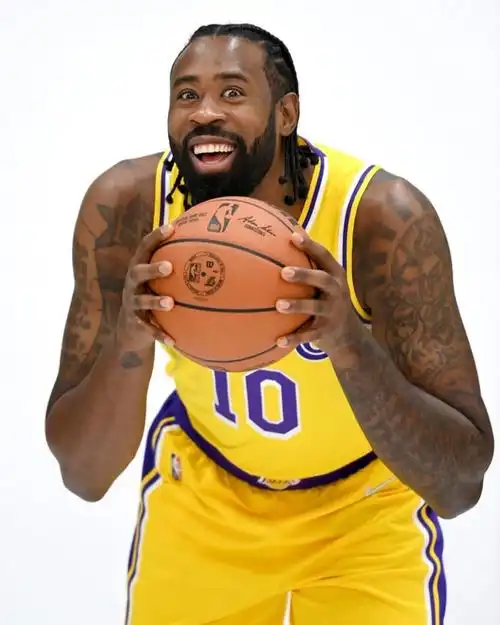 群星云集!湖人全队定妆照合集:詹姆斯浓眉威少领衔