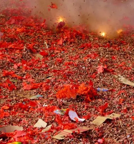 震耳欲聋的鞭炮声带来喜庆的气氛!