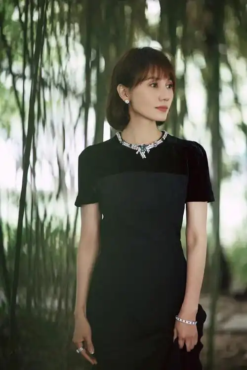 42岁袁泉穿搭有一套一身黑裙尽显复古韵味这气质太惊艳了