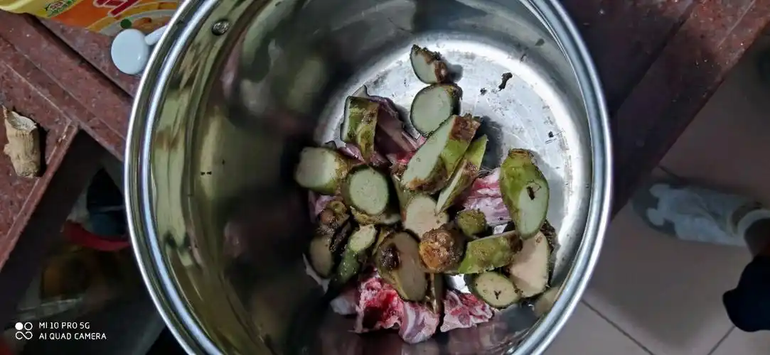 把簕茨菇的表表用刀划净,再清洗干净斜刀切好