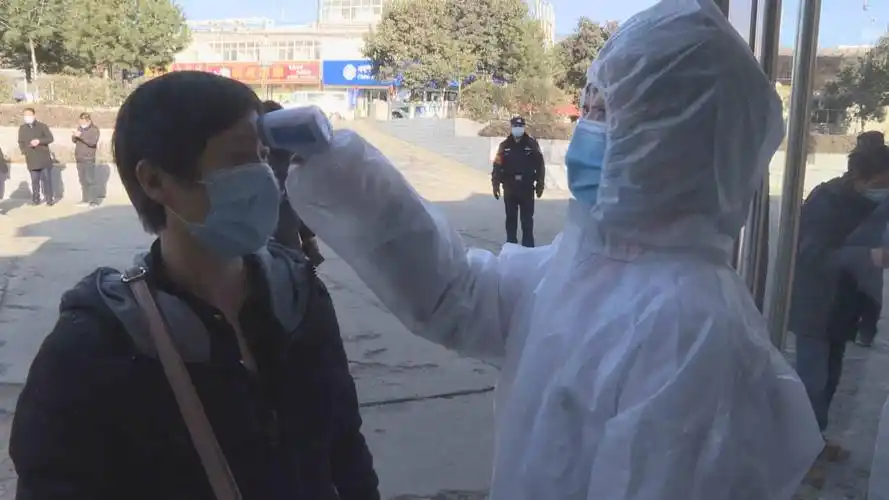 图为:澄城县韦庄火车站对进站旅客测温