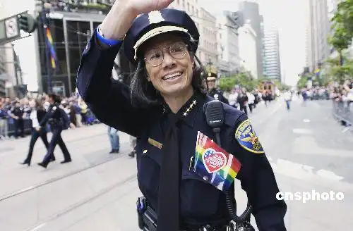 图:旧金山市华裔警察局长上街执勤
