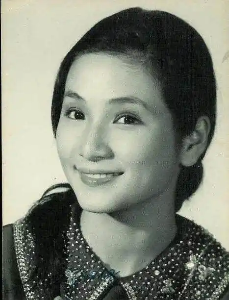 郑佩佩生于上海,1960年赴港,1963年进入邵氏的南国实验剧团,且于同年