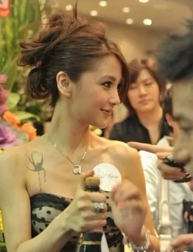 angelababy纹身_杨颖angelababy纹身_angelababy大腿纹身_angelababy