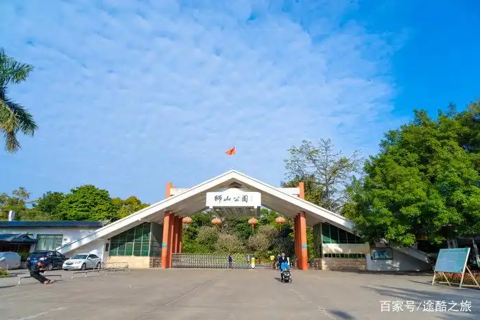 闲逛南宁狮山公园,登上竹影桥观看湖景,风景不错