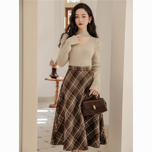 法式复古国风镂空泡泡袖杏卡色针织上衣搭配格子半身裙