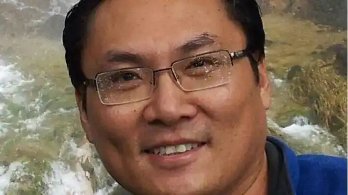 贼眉鼠眼的长相 眼角尖细像老鼠的嘴 眼尾相对较宽 眉毛上挑稀疏