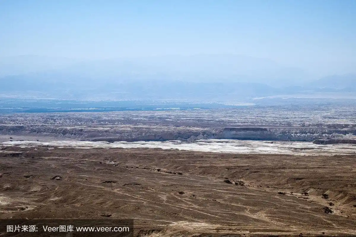 阴霾中的阿拉瓦山谷和死海岸边可以看到以东山脉的山脊