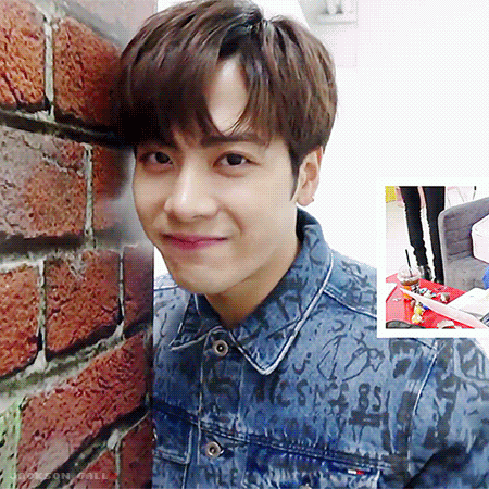 王嘉尔酷帅气迷人帅哥gif动图_动态图_表情包下载_soogif