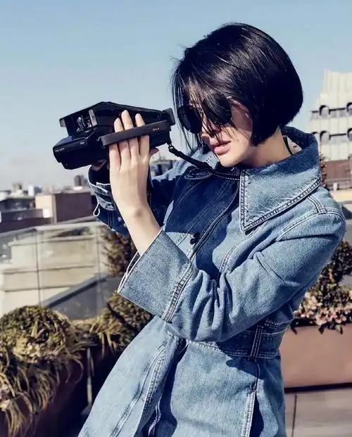 53岁许晴活成60后骄傲牛仔套装也穿出女人味