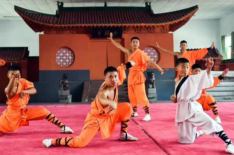 少林寺小和尚也是真球迷 练武不忘手机看世界杯