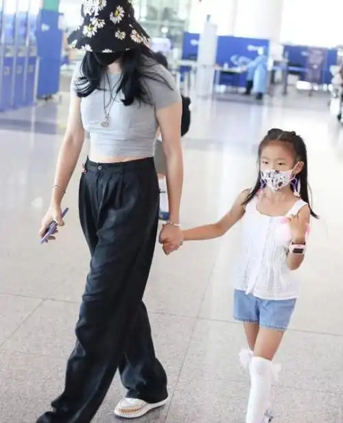 姚晨带儿女现身机场,身穿短上衣显身材,三人同框超有爱